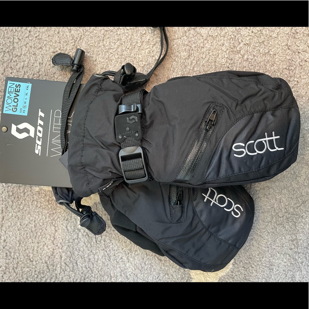 - Women’s ski gloves- Scott size Small. New with tags! (Second pair available)